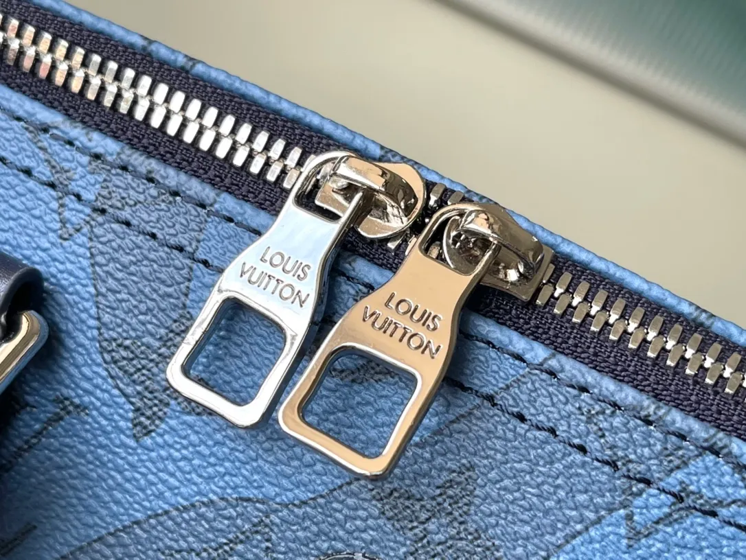 💰1160 Top Original M22573 Keepall Bandoulière 35 handbag is made of Monogram Aquagarden canvas, making the Monogram flowers and LV letters look like slowly flowing water drops. The side straps and top rolled leather handle inherit the design of the classic Keepall travel bag. The detachable and adjustable fabric shoulder strap makes it easy to carry on the shoulder or cross-body. The capacity is slightly increased compared to the City Keepall handbag. Dimensions: 34 x 21 x 16 cm