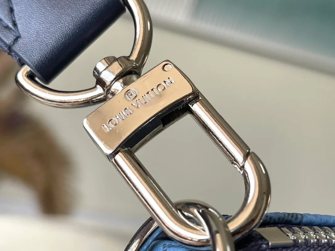 💰1160 Top Original M22573 Keepall Bandoulière 35 handbag is made of Monogram Aquagarden canvas, making the Monogram flowers and LV letters look like slowly flowing water drops. The side straps and top rolled leather handle inherit the design of the classic Keepall travel bag. The detachable and adjustable fabric shoulder strap makes it easy to carry on the shoulder or cross-body. The capacity is slightly increased compared to the City Keepall handbag. Dimensions: 34 x 21 x 16 cm