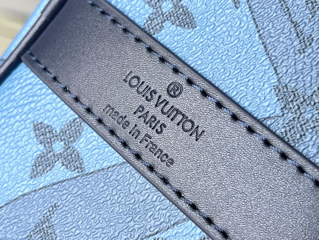 💰1160 Top Original M22573 Keepall Bandoulière 35 handbag is made of Monogram Aquagarden canvas, making the Monogram flowers and LV letters look like slowly flowing water drops. The side straps and top rolled leather handle inherit the design of the classic Keepall travel bag. The detachable and adjustable fabric shoulder strap makes it easy to carry on the shoulder or cross-body. The capacity is slightly increased compared to the City Keepall handbag. Dimensions: 34 x 21 x 16 cm