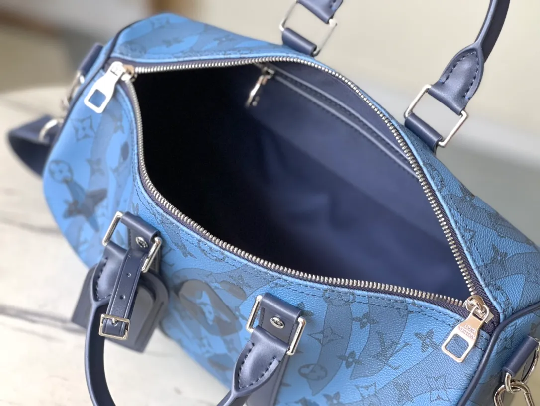 💰1160 Top Original M22573 Keepall Bandoulière 35 handbag is made of Monogram Aquagarden canvas, making the Monogram flowers and LV letters look like slowly flowing water drops. The side straps and top rolled leather handle inherit the design of the classic Keepall travel bag. The detachable and adjustable fabric shoulder strap makes it easy to carry on the shoulder or cross-body. The capacity is slightly increased compared to the City Keepall handbag. Dimensions: 34 x 21 x 16 cm