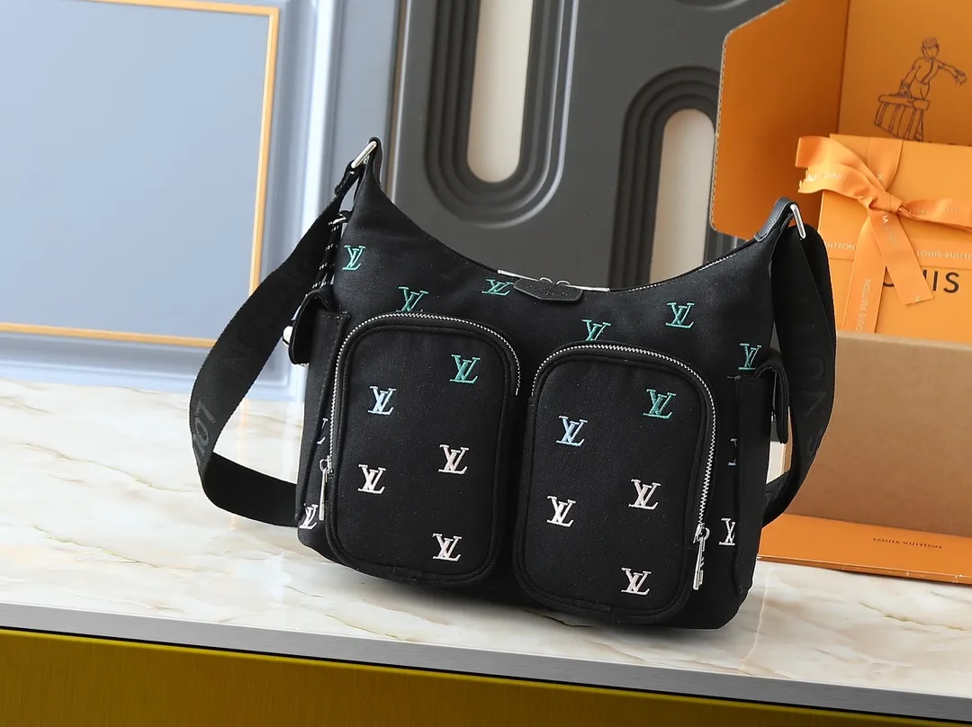 💰280💰Upgrade the original M13938 embroidered black M14778 embossed black, M12697 full pickup and its old flower bag flower material Classic canvas with wide shoulder straps, double pockets with magnetic buckles on both sides, presbyopic double pocket fabric with adjustable wide shoulder straps, injecting practical functions into the avant-garde design. The single-shoulder crossbody bag has always been a favorite of LV khaki with presbyopic classic vintage enthusiasts. It looks good on both men and women. Dimensions: length, height and width 30×31×10.8