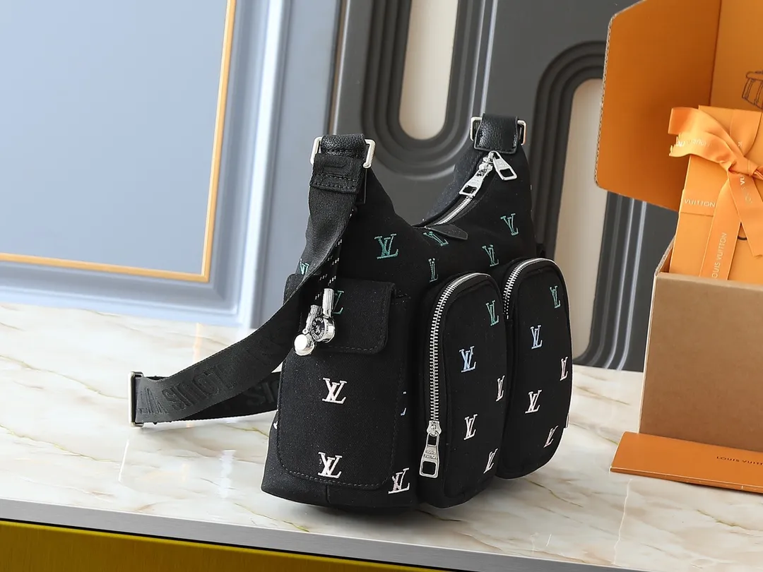 💰280💰Upgrade the original M13938 embroidered black M14778 embossed black, M12697 full pickup and its old flower bag flower material Classic canvas with wide shoulder straps, double pockets with magnetic buckles on both sides, presbyopic double pocket fabric with adjustable wide shoulder straps, injecting practical functions into the avant-garde design. The single-shoulder crossbody bag has always been a favorite of LV khaki with presbyopic classic vintage enthusiasts. It looks good on both men and women. Dimensions: length, height and width 30×31×10.8