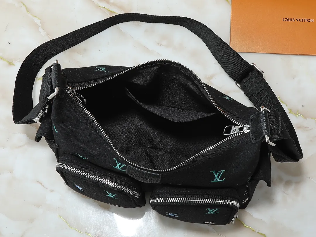 💰280💰Upgrade the original M13938 embroidered black M14778 embossed black, M12697 full pickup and its old flower bag flower material Classic canvas with wide shoulder straps, double pockets with magnetic buckles on both sides, presbyopic double pocket fabric with adjustable wide shoulder straps, injecting practical functions into the avant-garde design. The single-shoulder crossbody bag has always been a favorite of LV khaki with presbyopic classic vintage enthusiasts. It looks good on both men and women. Dimensions: length, height and width 30×31×10.8