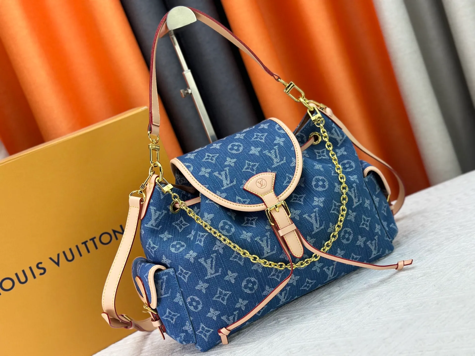 P300 M25085 M45501 upgraded original LV has been planted again! One shoulder ❥. Japanese second-hand vintagev presbyopic Takashi Murakami limited edition Vivian LV presbyopic limited edition! Super beautiful! Many Internet celebrities and trendy people are carrying this bag on one shoulder and across the body. It looks simple and looks very classy when paired with it! Really fascinated by the appearance. Size: 32*11*23cm