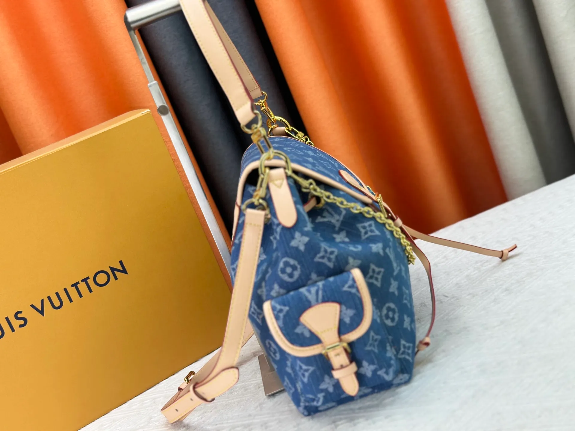 P300 M25085 M45501 upgraded original LV has been planted again! One shoulder ❥. Japanese second-hand vintagev presbyopic Takashi Murakami limited edition Vivian LV presbyopic limited edition! Super beautiful! Many Internet celebrities and trendy people are carrying this bag on one shoulder and across the body. It looks simple and looks very classy when paired with it! Really fascinated by the appearance. Size: 32*11*23cm