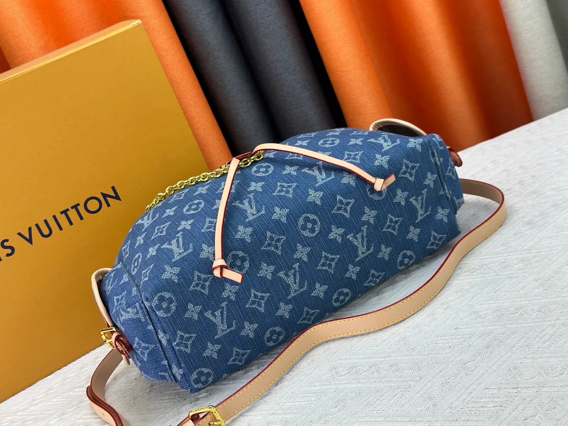 P300 M25085 M45501 upgraded original LV has been planted again! One shoulder ❥. Japanese second-hand vintagev presbyopic Takashi Murakami limited edition Vivian LV presbyopic limited edition! Super beautiful! Many Internet celebrities and trendy people are carrying this bag on one shoulder and across the body. It looks simple and looks very classy when paired with it! Really fascinated by the appearance. Size: 32*11*23cm