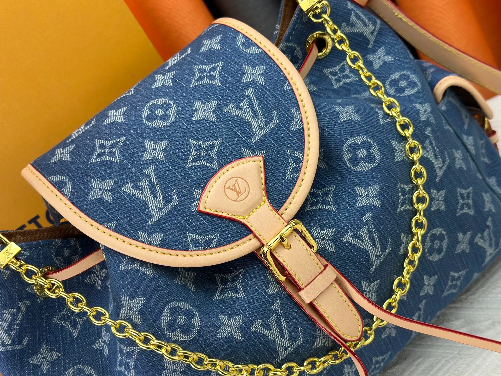 P300 M25085 M45501 upgraded original LV has been planted again! One shoulder ❥. Japanese second-hand vintagev presbyopic Takashi Murakami limited edition Vivian LV presbyopic limited edition! Super beautiful! Many Internet celebrities and trendy people are carrying this bag on one shoulder and across the body. It looks simple and looks very classy when paired with it! Really fascinated by the appearance. Size: 32*11*23cm