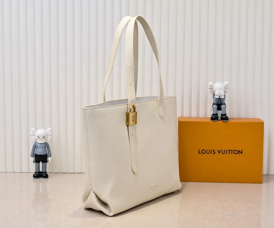 Batch 💰320 Upgraded original M25341 M25342 M25343 This medium-sized Low Key Cabas handbag is wrapped in soft grained cow leather and lined with suede leather, creating a luxurious style with ingenuity. The brand's iconic padlock demonstrates an eclectic mix of elegant aesthetics and security features. The adjustable handle enables you to switch between hand-held and long- or short-shoulder carry. Dimensions: 47.0 x 30.0 x 14.0 cm