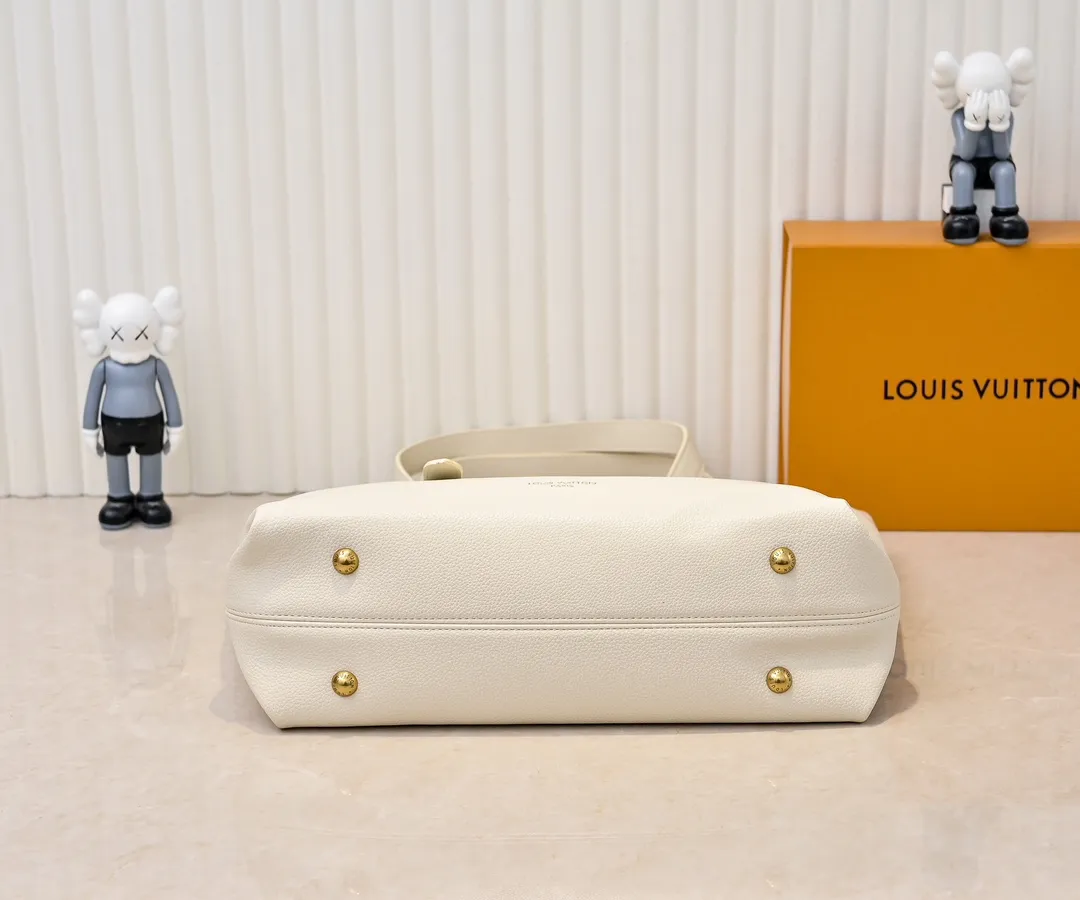 Batch 💰320 Upgraded original M25341 M25342 M25343 This medium-sized Low Key Cabas handbag is wrapped in soft grained cow leather and lined with suede leather, creating a luxurious style with ingenuity. The brand's iconic padlock demonstrates an eclectic mix of elegant aesthetics and security features. The adjustable handle enables you to switch between hand-held and long- or short-shoulder carry. Dimensions: 47.0 x 30.0 x 14.0 cm