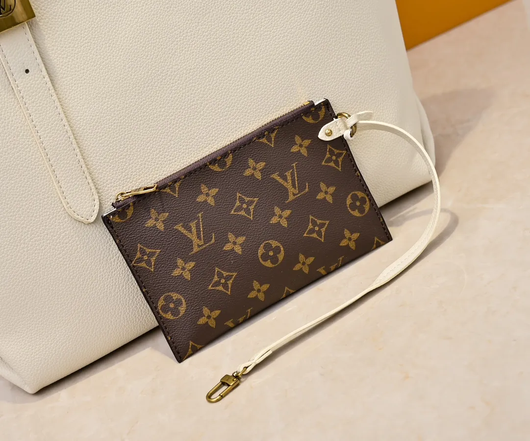 Batch 💰320 Upgraded original M25341 M25342 M25343 This medium-sized Low Key Cabas handbag is wrapped in soft grained cow leather and lined with suede leather, creating a luxurious style with ingenuity. The brand's iconic padlock demonstrates an eclectic mix of elegant aesthetics and security features. The adjustable handle enables you to switch between hand-held and long- or short-shoulder carry. Dimensions: 47.0 x 30.0 x 14.0 cm