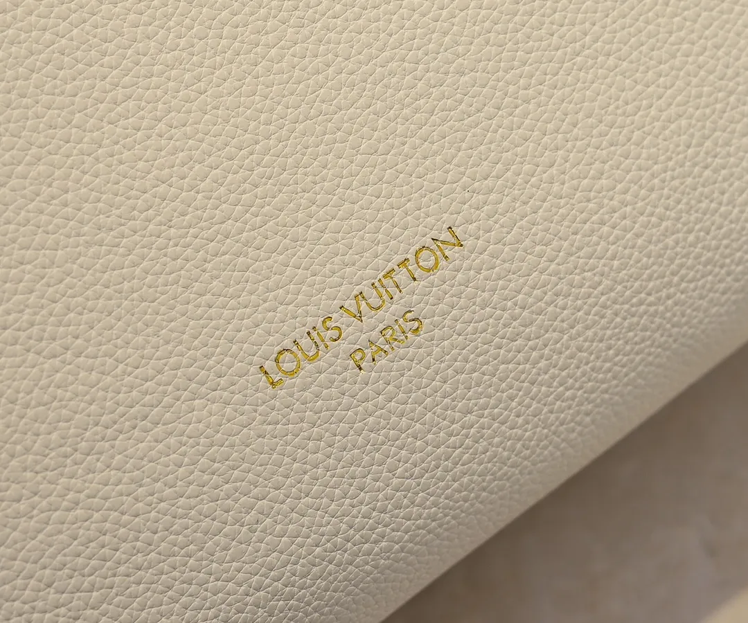 Batch 💰320 Upgraded original M25341 M25342 M25343 This medium-sized Low Key Cabas handbag is wrapped in soft grained cow leather and lined with suede leather, creating a luxurious style with ingenuity. The brand's iconic padlock demonstrates an eclectic mix of elegant aesthetics and security features. The adjustable handle enables you to switch between hand-held and long- or short-shoulder carry. Dimensions: 47.0 x 30.0 x 14.0 cm