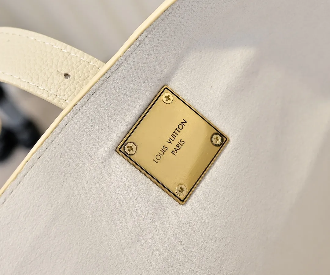Batch 💰320 Upgraded original M25341 M25342 M25343 This medium-sized Low Key Cabas handbag is wrapped in soft grained cow leather and lined with suede leather, creating a luxurious style with ingenuity. The brand's iconic padlock demonstrates an eclectic mix of elegant aesthetics and security features. The adjustable handle enables you to switch between hand-held and long- or short-shoulder carry. Dimensions: 47.0 x 30.0 x 14.0 cm