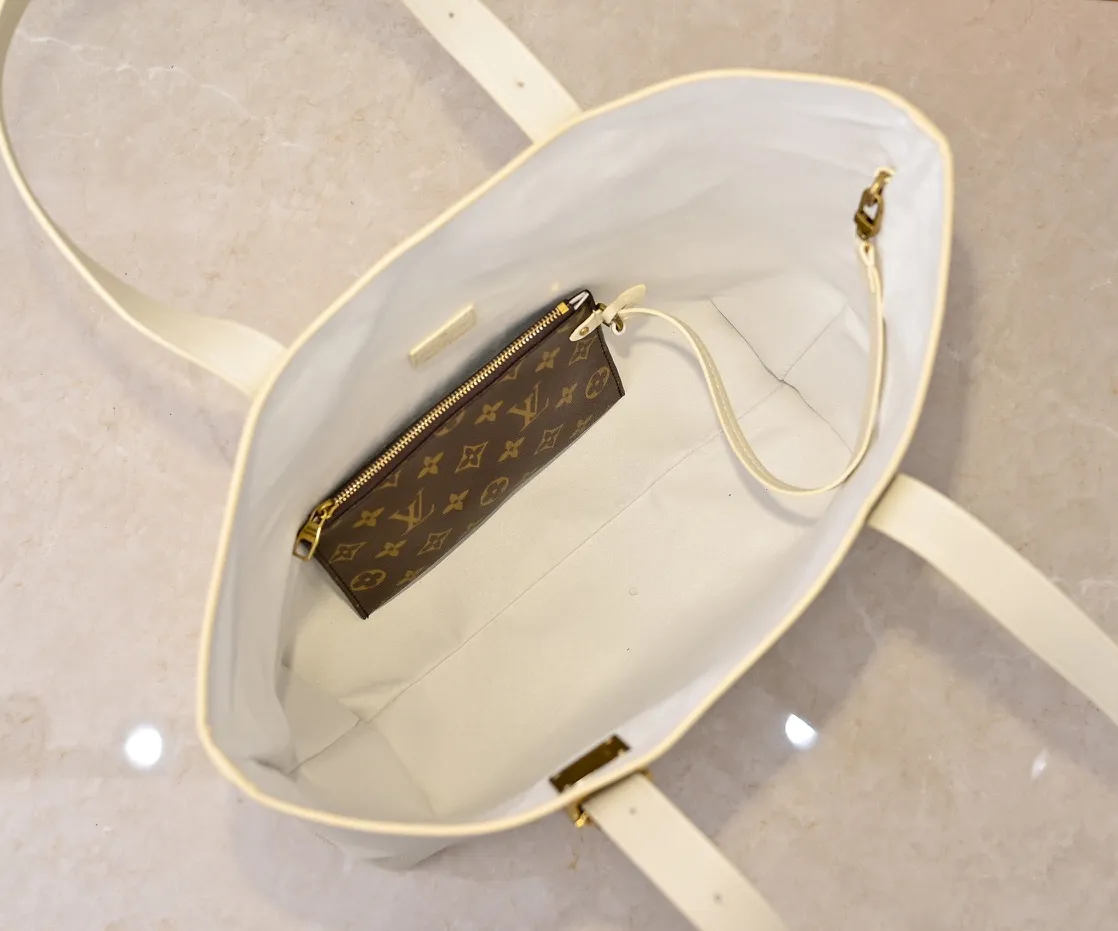 Batch 💰320 Upgraded original M25341 M25342 M25343 This medium-sized Low Key Cabas handbag is wrapped in soft grained cow leather and lined with suede leather, creating a luxurious style with ingenuity. The brand's iconic padlock demonstrates an eclectic mix of elegant aesthetics and security features. The adjustable handle enables you to switch between hand-held and long- or short-shoulder carry. Dimensions: 47.0 x 30.0 x 14.0 cm