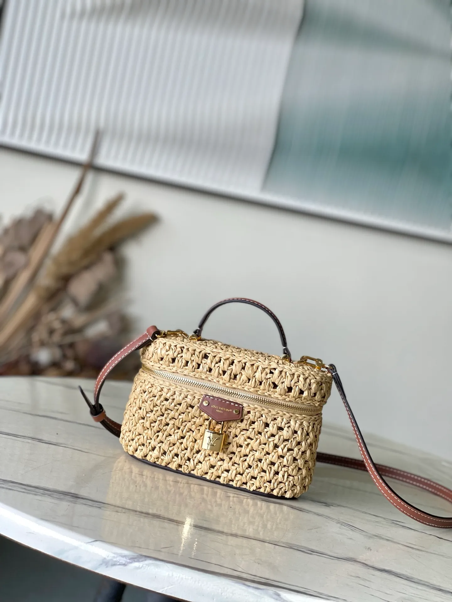 💰1160 Top original order M14303 Vanity Chain Pouch handbag joins the vacation series, which can easily brighten up outdoor occasions or cozy vacations. The elegantly colored raffia bag body is paired with contrasting cow leather trim, and metal parts such as LV inscribed padlocks add exquisite details. Dimensions: 19 × 6.5 × 11.5 cm