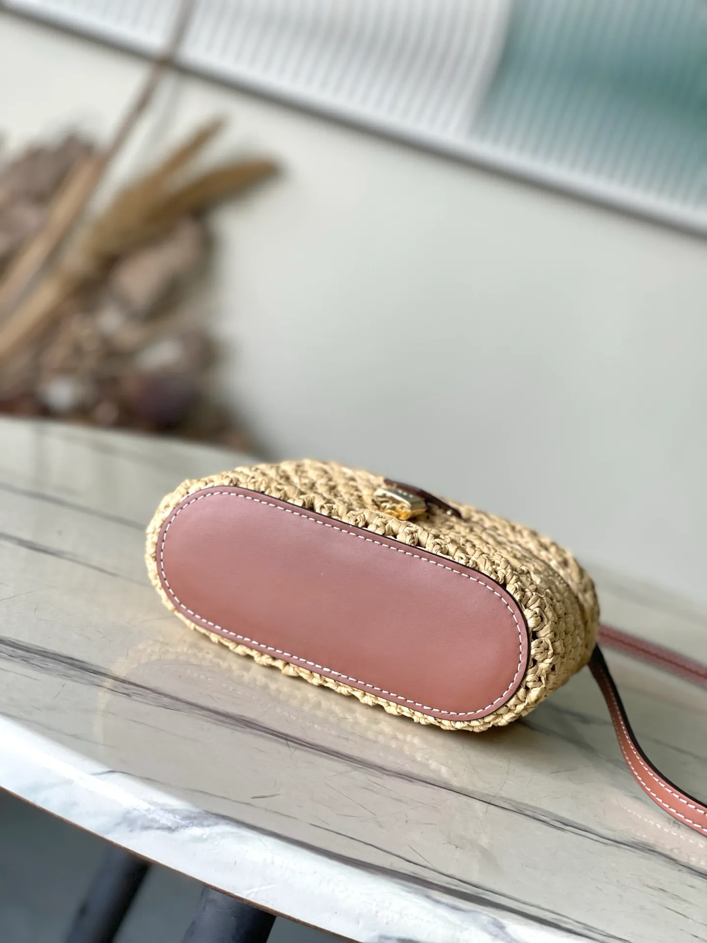 💰1160 Top original order M14303 Vanity Chain Pouch handbag joins the vacation series, which can easily brighten up outdoor occasions or cozy vacations. The elegantly colored raffia bag body is paired with contrasting cow leather trim, and metal parts such as LV inscribed padlocks add exquisite details. Dimensions: 19 × 6.5 × 11.5 cm