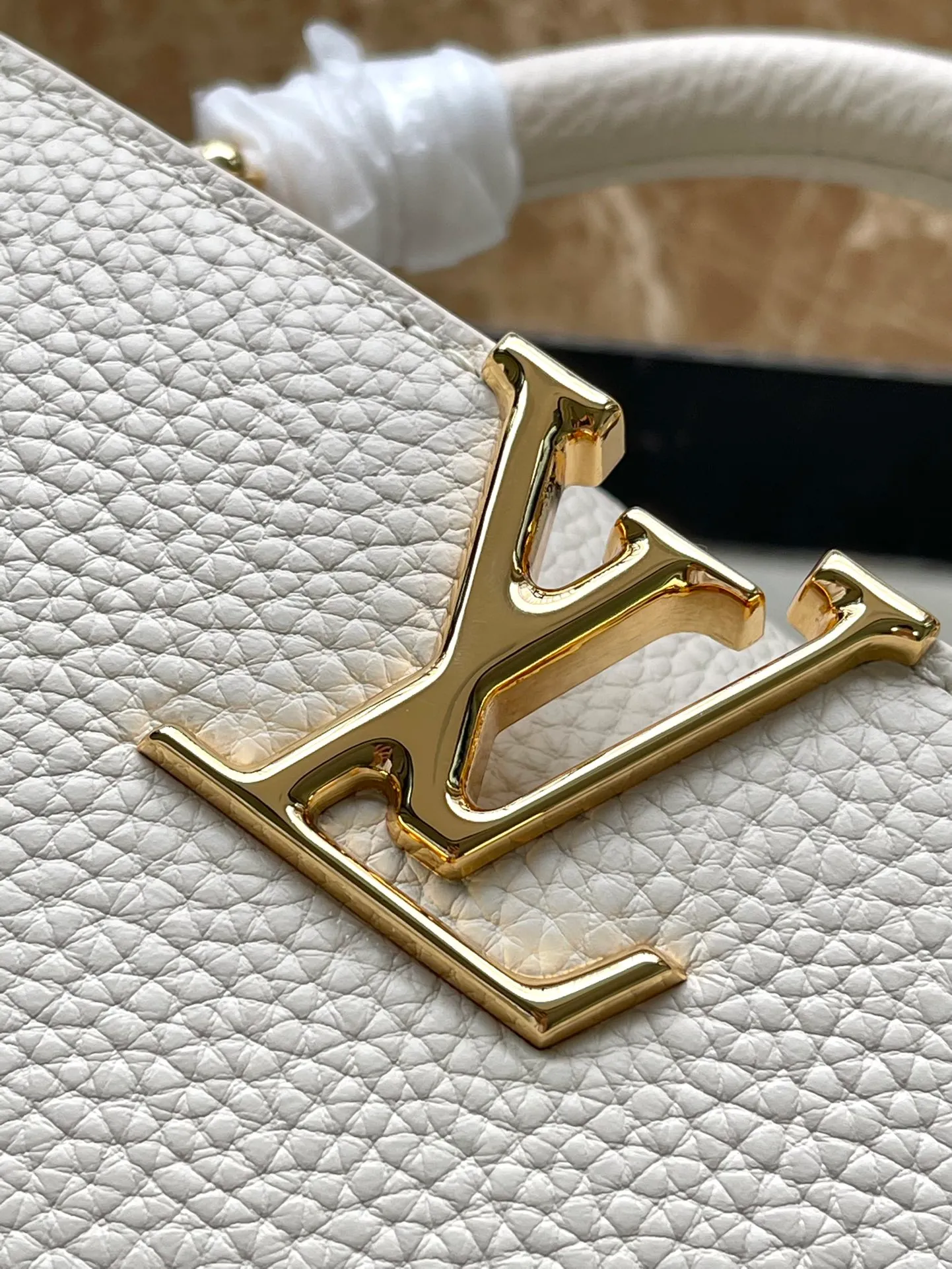 💰2360 (special grade original leather) M23944 small white size. This Capucines BB handbag is made of Taurillon cow leather embellished with shiny metal parts, and the LV letters are written with 3D strokes. Metal Monogram flowers bloom quietly on the rolled leather handle, subtly proving the brand's exquisite craftsmanship. The detachable and adjustable leather shoulder strap allows for comfortable shoulder carrying. Dimensions: 26.5 × 17.5 × 9 cm