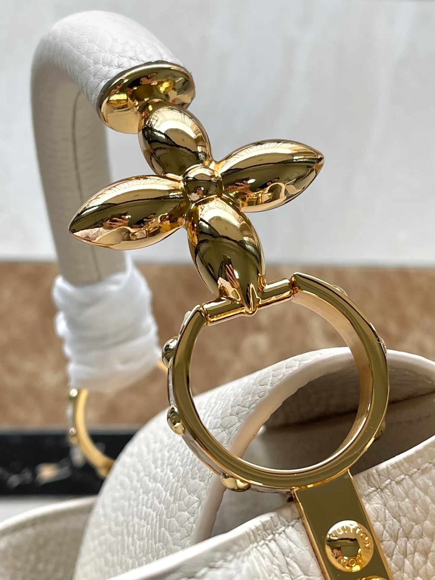 💰2360 (special grade original leather) M23944 small white size. This Capucines BB handbag is made of Taurillon cow leather embellished with shiny metal parts, and the LV letters are written with 3D strokes. Metal Monogram flowers bloom quietly on the rolled leather handle, subtly proving the brand's exquisite craftsmanship. The detachable and adjustable leather shoulder strap allows for comfortable shoulder carrying. Dimensions: 26.5 × 17.5 × 9 cm