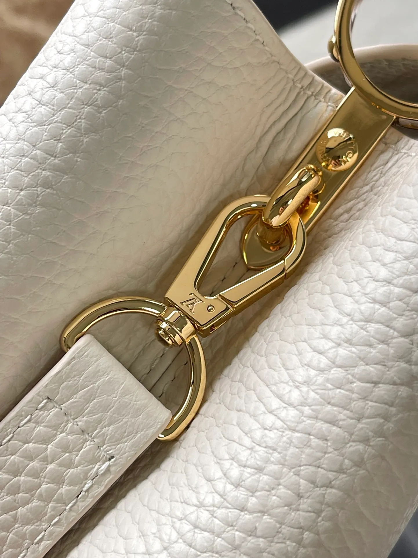 💰2360 (special grade original leather) M23944 small white size. This Capucines BB handbag is made of Taurillon cow leather embellished with shiny metal parts, and the LV letters are written with 3D strokes. Metal Monogram flowers bloom quietly on the rolled leather handle, subtly proving the brand's exquisite craftsmanship. The detachable and adjustable leather shoulder strap allows for comfortable shoulder carrying. Dimensions: 26.5 × 17.5 × 9 cm