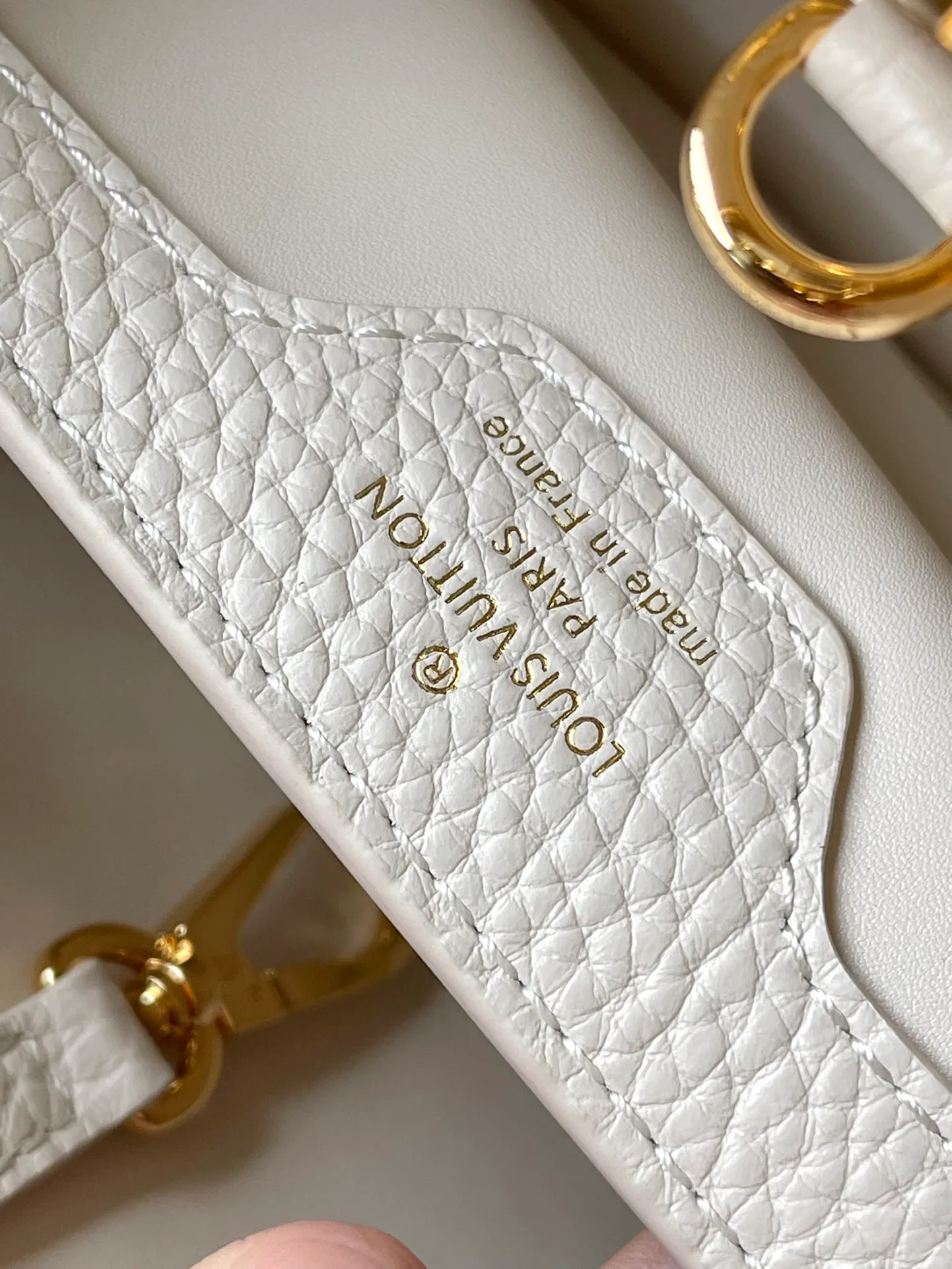 💰2360 (special grade original leather) M23944 small white size. This Capucines BB handbag is made of Taurillon cow leather embellished with shiny metal parts, and the LV letters are written with 3D strokes. Metal Monogram flowers bloom quietly on the rolled leather handle, subtly proving the brand's exquisite craftsmanship. The detachable and adjustable leather shoulder strap allows for comfortable shoulder carrying. Dimensions: 26.5 × 17.5 × 9 cm