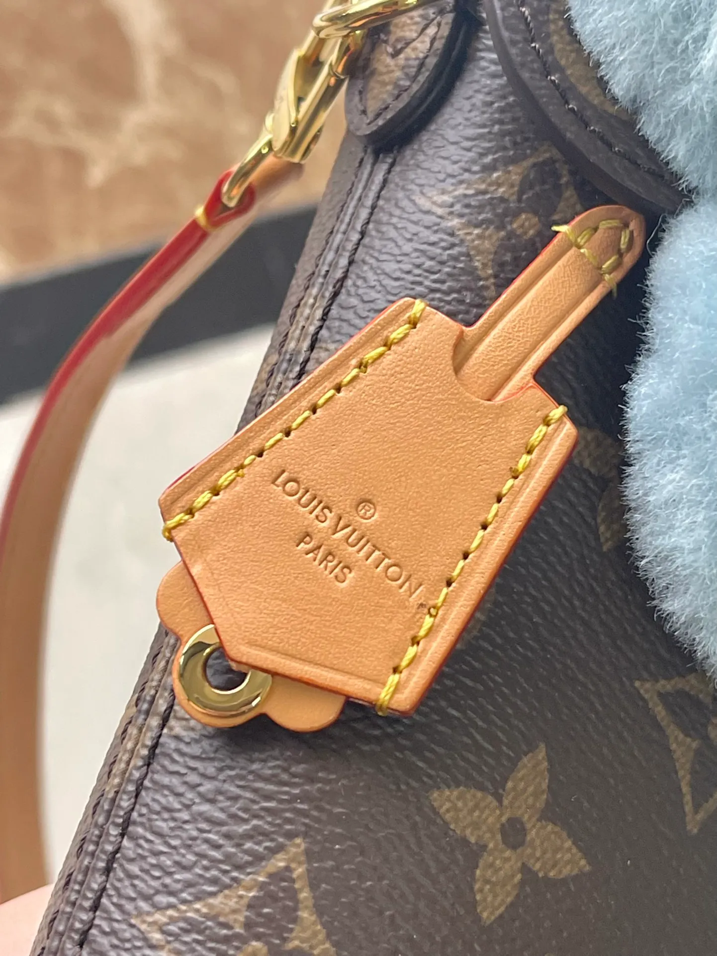 💰1340 (Steel Hardware) The top-quality original M12269 Mivienne mobile phone bag is from the Snow Show series. It is made of iconic Monogram canvas and eye-catching shearling trim, making it a collectible choice. The microfiber lining can prevent the phone from scratches, making it a great gift for the holiday season. Dimensions: 10 × 17.5 × 4.5 cm