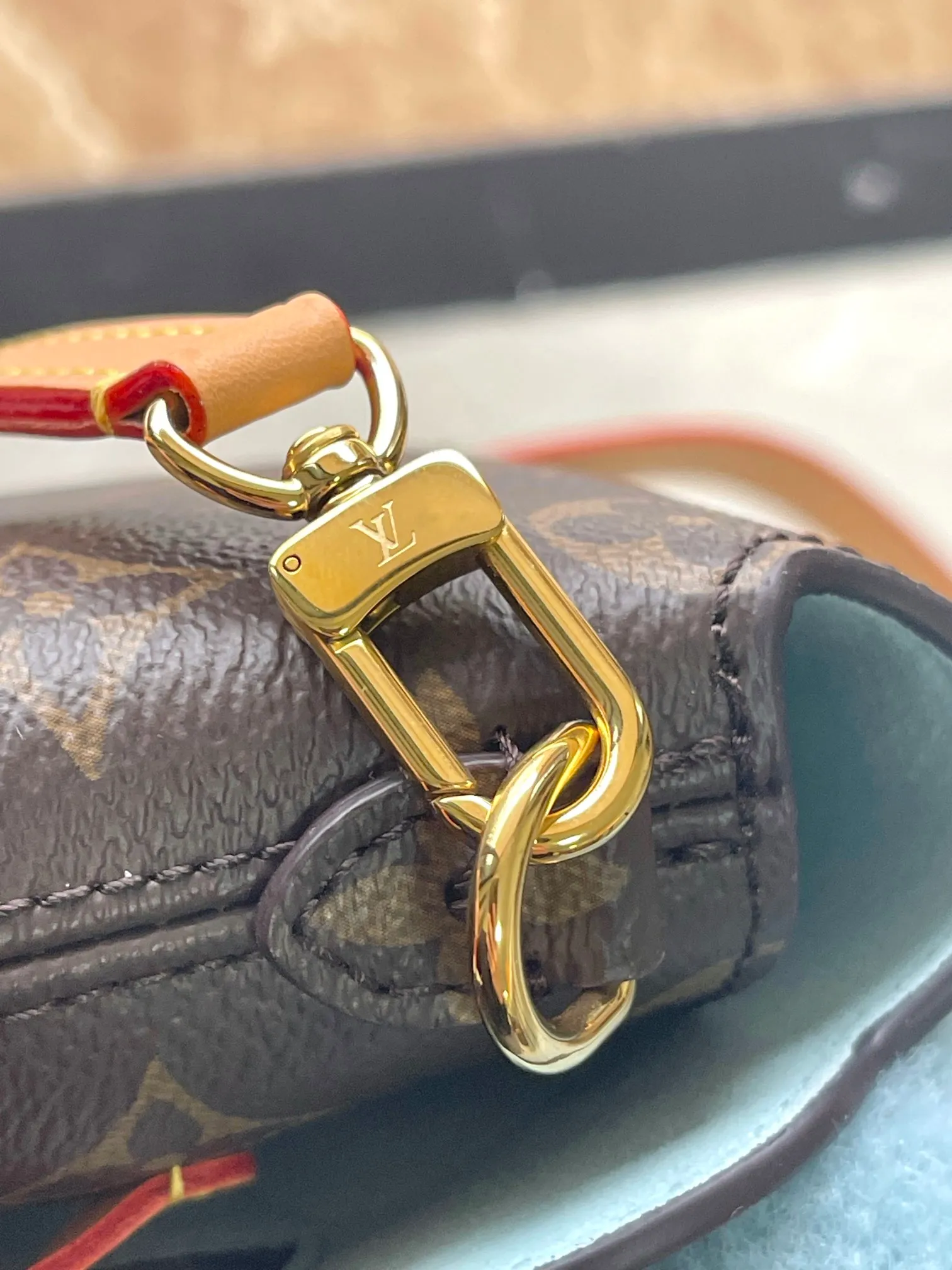 💰1340 (Steel Hardware) The top-quality original M12269 Mivienne mobile phone bag is from the Snow Show series. It is made of iconic Monogram canvas and eye-catching shearling trim, making it a collectible choice. The microfiber lining can prevent the phone from scratches, making it a great gift for the holiday season. Dimensions: 10 × 17.5 × 4.5 cm