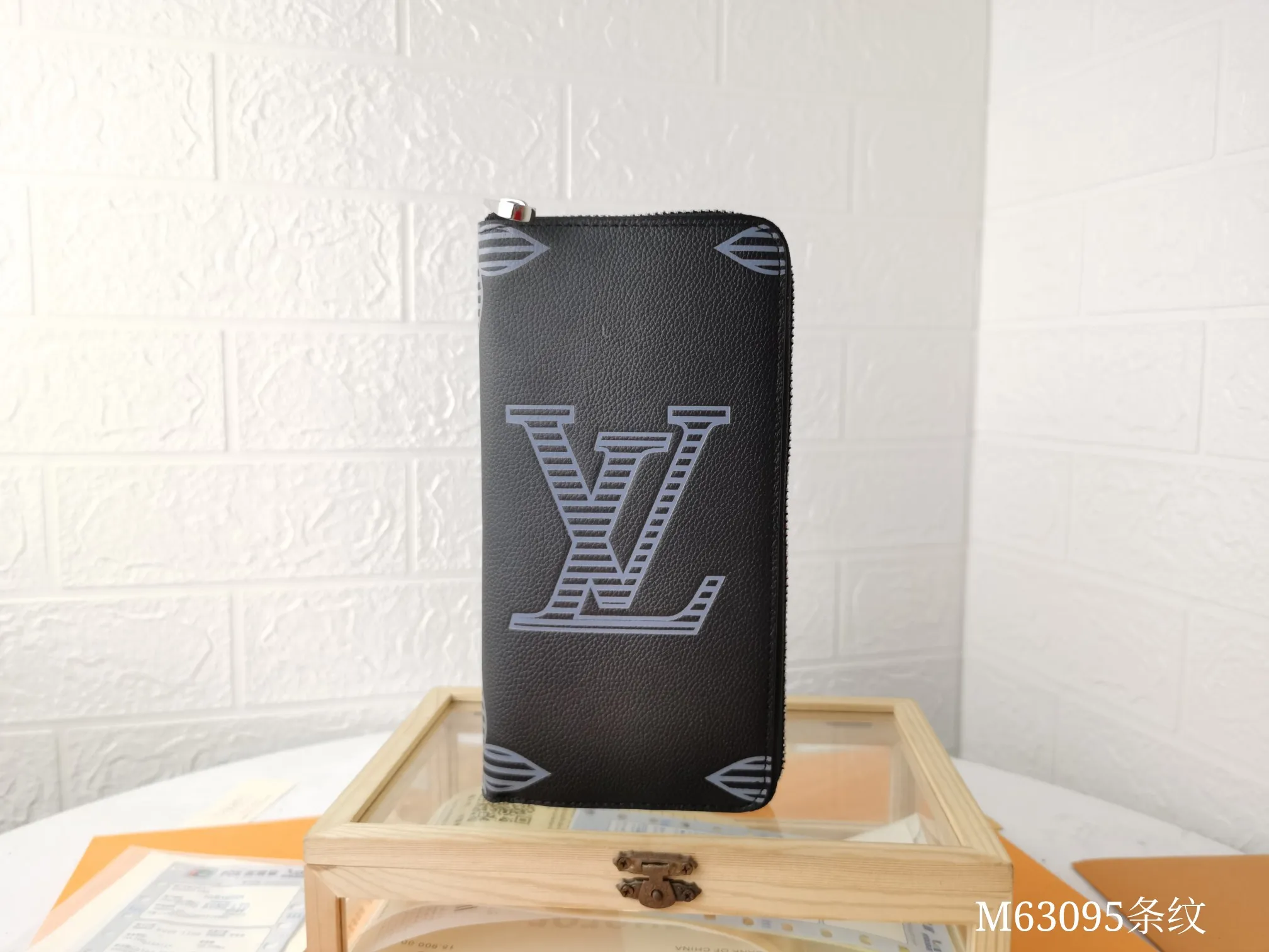 P150💰Top original version💎【Real shot, own background】M63095 Black Printed ZIPPY Zipper Vertical Wallet Focusing on elegance and security, the Zippy zipper vertical wallet is made of soft Monogram Shadow calfskin and decorated with the iconic Louis Vuitton Monogram embossing. The highly textured pure black color scheme complements the simple shape, and the wrap-around zipper design brings together many practical elements. 10.0 x 20.0 x 2.0 cm (length x height x width). 60017
