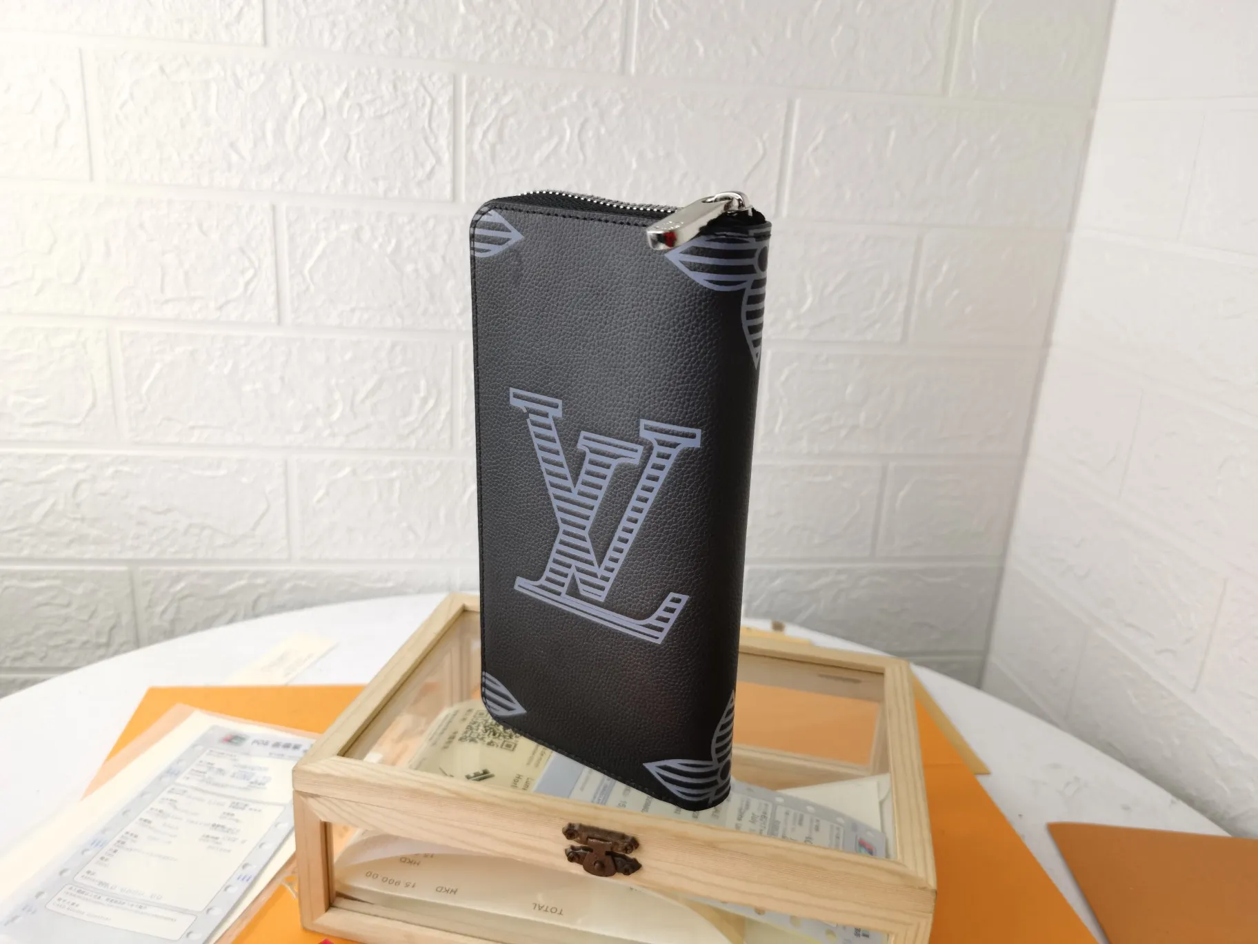 P150💰Top original version💎【Real shot, own background】M63095 Black Printed ZIPPY Zipper Vertical Wallet Focusing on elegance and security, the Zippy zipper vertical wallet is made of soft Monogram Shadow calfskin and decorated with the iconic Louis Vuitton Monogram embossing. The highly textured pure black color scheme complements the simple shape, and the wrap-around zipper design brings together many practical elements. 10.0 x 20.0 x 2.0 cm (length x height x width). 60017