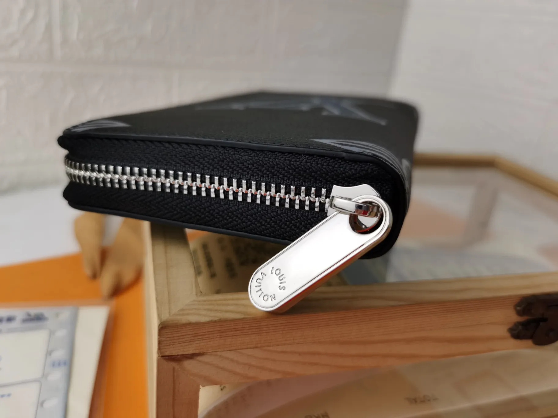 P150💰Top original version💎【Real shot, own background】M63095 Black Printed ZIPPY Zipper Vertical Wallet Focusing on elegance and security, the Zippy zipper vertical wallet is made of soft Monogram Shadow calfskin and decorated with the iconic Louis Vuitton Monogram embossing. The highly textured pure black color scheme complements the simple shape, and the wrap-around zipper design brings together many practical elements. 10.0 x 20.0 x 2.0 cm (length x height x width). 60017