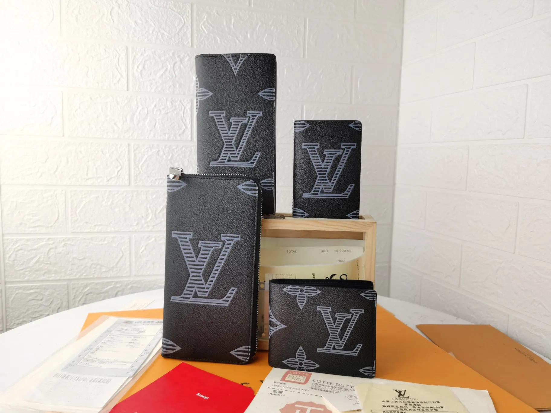 P150💰Top original version💎【Real shot, own background】M63095 Black Printed ZIPPY Zipper Vertical Wallet Focusing on elegance and security, the Zippy zipper vertical wallet is made of soft Monogram Shadow calfskin and decorated with the iconic Louis Vuitton Monogram embossing. The highly textured pure black color scheme complements the simple shape, and the wrap-around zipper design brings together many practical elements. 10.0 x 20.0 x 2.0 cm (length x height x width). 60017