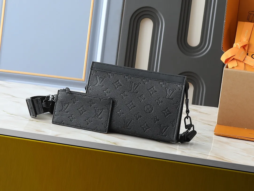 💰160💰Upgraded original M81124 black flower presbyopic M81115 embossed Alpha Wearable wallet combines Monogram Eclipse canvas and leather trim, can accommodate mobile phones and small wallets. The wide-mouth design and side bellows structure make it easy to take in and out, and the adjustable shoulder strap allows for a variety of carrying methods. Detailed features18.5 x 11 x 6.5cm