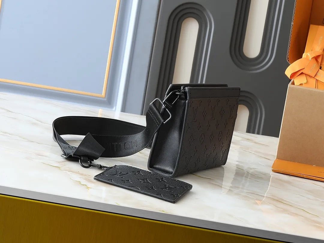 💰160💰Upgraded original M81124 black flower presbyopic M81115 embossed Alpha Wearable wallet combines Monogram Eclipse canvas and leather trim, can accommodate mobile phones and small wallets. The wide-mouth design and side bellows structure make it easy to take in and out, and the adjustable shoulder strap allows for a variety of carrying methods. Detailed features18.5 x 11 x 6.5cm