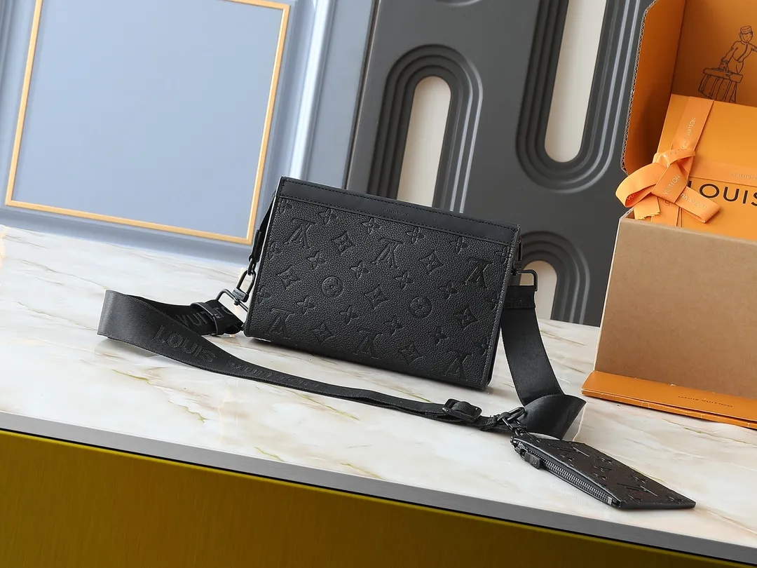 💰160💰Upgraded original M81124 black flower presbyopic M81115 embossed Alpha Wearable wallet combines Monogram Eclipse canvas and leather trim, can accommodate mobile phones and small wallets. The wide-mouth design and side bellows structure make it easy to take in and out, and the adjustable shoulder strap allows for a variety of carrying methods. Detailed features18.5 x 11 x 6.5cm
