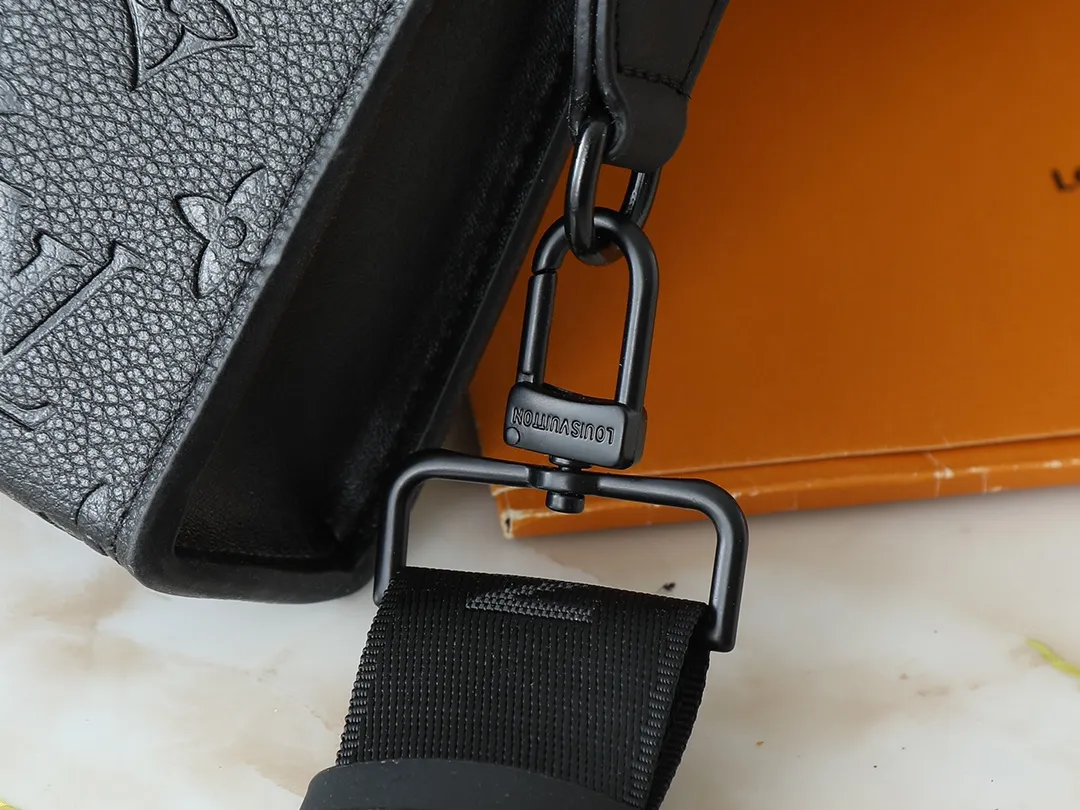 💰160💰Upgraded original M81124 black flower presbyopic M81115 embossed Alpha Wearable wallet combines Monogram Eclipse canvas and leather trim, can accommodate mobile phones and small wallets. The wide-mouth design and side bellows structure make it easy to take in and out, and the adjustable shoulder strap allows for a variety of carrying methods. Detailed features18.5 x 11 x 6.5cm