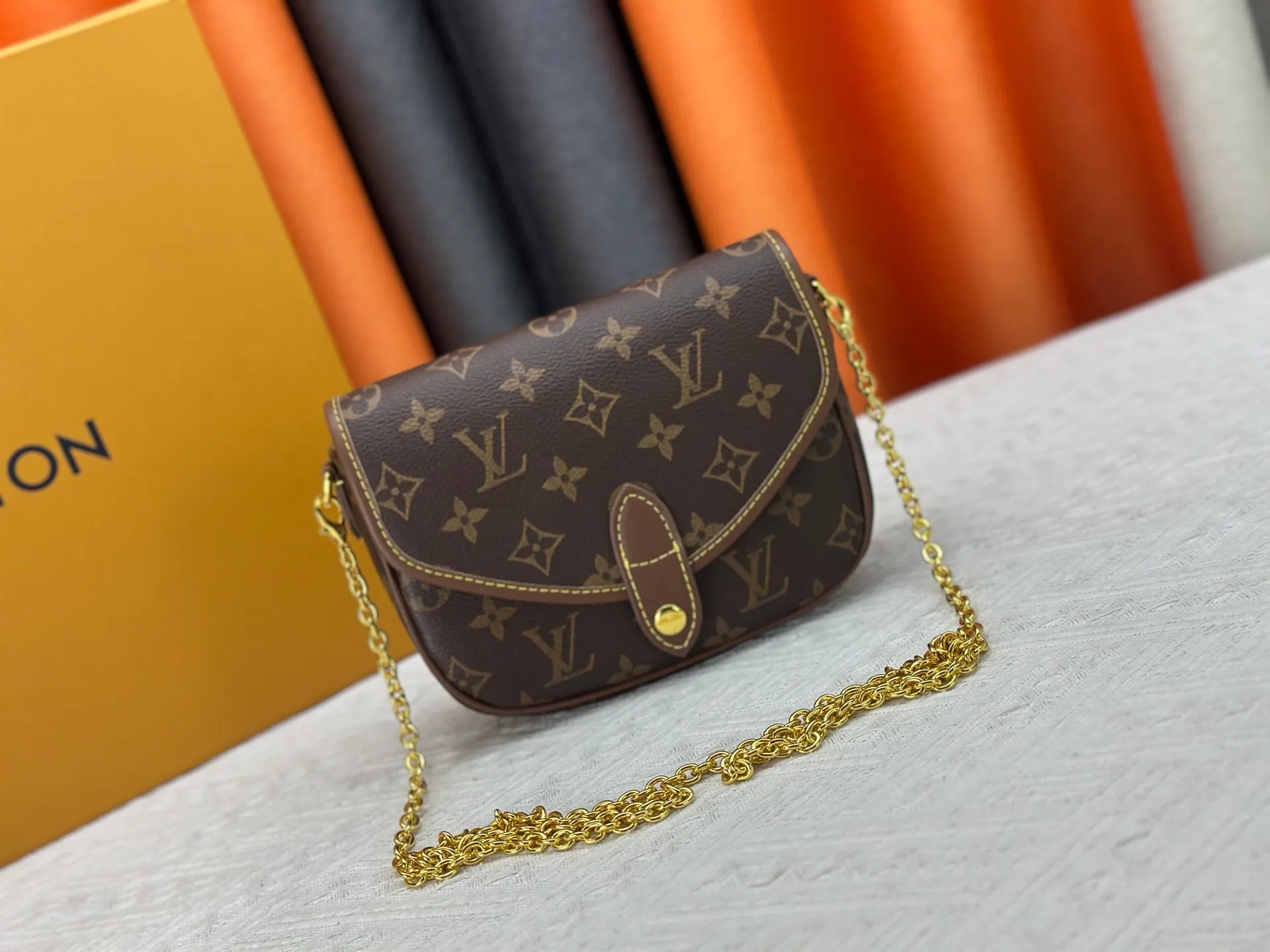 P300 upgrades the original M26592 2025 autumn and winter new Duo BB handbag with a new silhouette, integrating chic design with modern style. This fun accessory reinterprets the Saumur bag's classic shape in the brand's signature Monogram canvas with contrasting calfskin trim and an adjustable shoulder strap. It can be worn around the waist, with two compartments on either side of the hip, or it can be split into two separate handbags. Metal parts add a refined touch. Dimensions: 19 x 14 x 6 (cm) ((length x height x width)