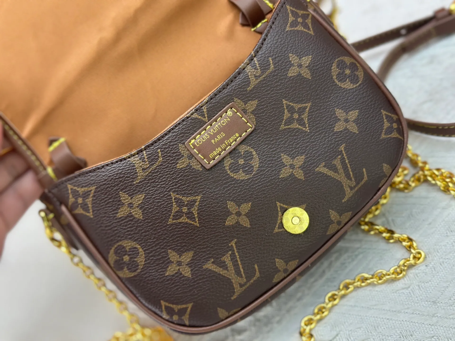 P300 upgrades the original M26592 2025 autumn and winter new Duo BB handbag with a new silhouette, integrating chic design with modern style. This fun accessory reinterprets the Saumur bag's classic shape in the brand's signature Monogram canvas with contrasting calfskin trim and an adjustable shoulder strap. It can be worn around the waist, with two compartments on either side of the hip, or it can be split into two separate handbags. Metal parts add a refined touch. Dimensions: 19 x 14 x 6 (cm) ((length x height x width)