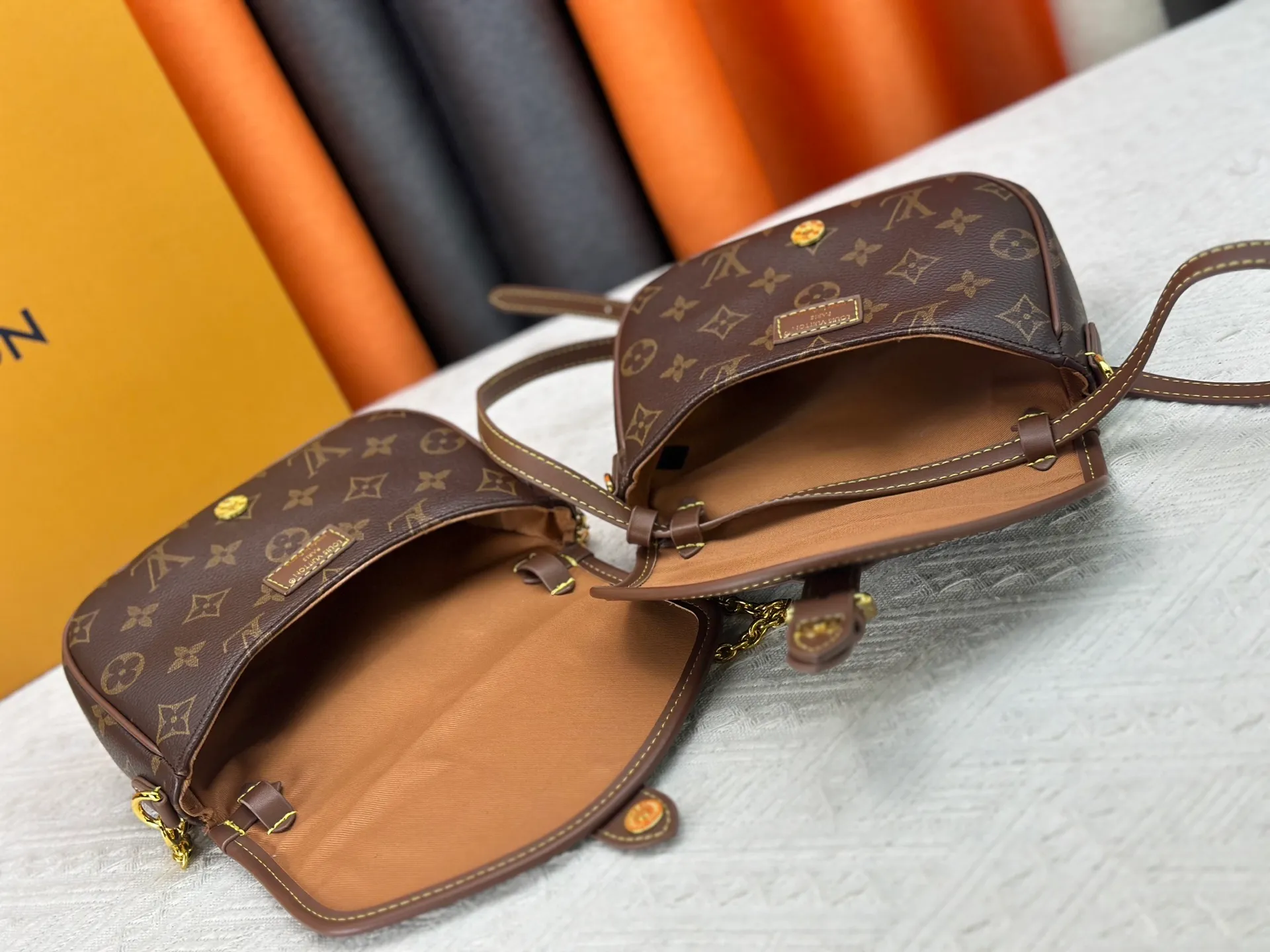 P300 upgrades the original M26592 2025 autumn and winter new Duo BB handbag with a new silhouette, integrating chic design with modern style. This fun accessory reinterprets the Saumur bag's classic shape in the brand's signature Monogram canvas with contrasting calfskin trim and an adjustable shoulder strap. It can be worn around the waist, with two compartments on either side of the hip, or it can be split into two separate handbags. Metal parts add a refined touch. Dimensions: 19 x 14 x 6 (cm) ((length x height x width)