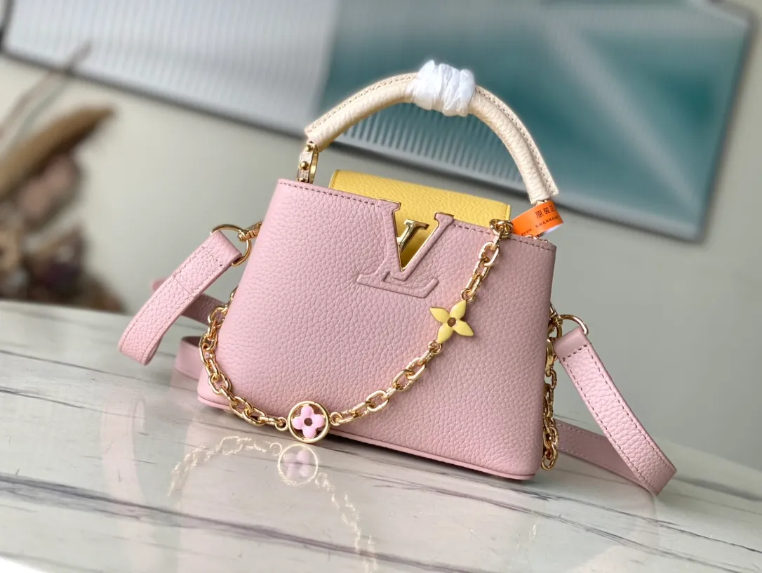 💰2160 (Special Grade Original Leather) M20845 Grapefruit Pink Floral Triple Piece This Capucines mini handbag shows soft beauty: Taurillon leather body with light-colored flap and top handle, enamel Monogram flower chain can also be worn on the shoulder. Wear the slim leather strap to explore more styling possibilities. Detailed features: 21 x 14 x 8 cm (length x height x width)