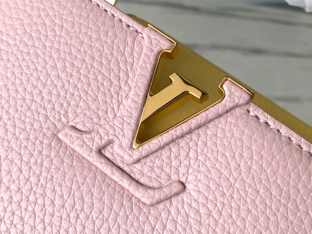 💰2160 (Special Grade Original Leather) M20845 Grapefruit Pink Floral Triple Piece This Capucines mini handbag shows soft beauty: Taurillon leather body with light-colored flap and top handle, enamel Monogram flower chain can also be worn on the shoulder. Wear the slim leather strap to explore more styling possibilities. Detailed features: 21 x 14 x 8 cm (length x height x width)