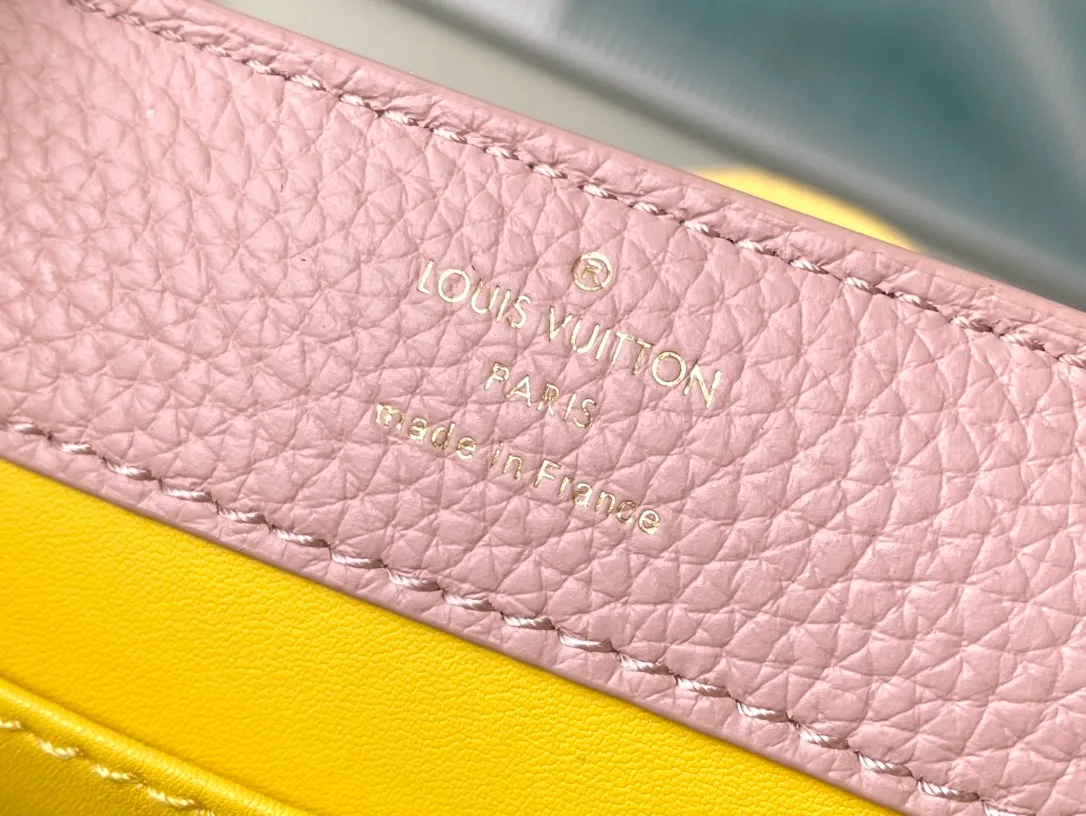 💰2160 (Special Grade Original Leather) M20845 Grapefruit Pink Floral Triple Piece This Capucines mini handbag shows soft beauty: Taurillon leather body with light-colored flap and top handle, enamel Monogram flower chain can also be worn on the shoulder. Wear the slim leather strap to explore more styling possibilities. Detailed features: 21 x 14 x 8 cm (length x height x width)