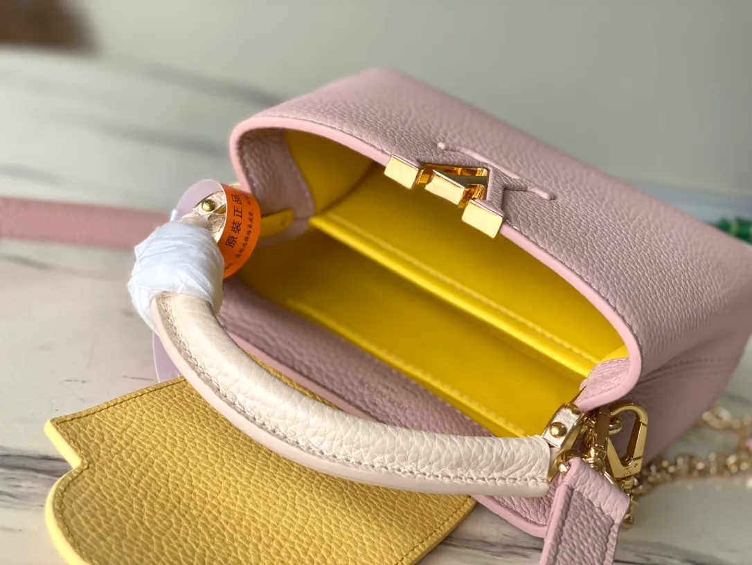 💰2160 (Special Grade Original Leather) M20845 Grapefruit Pink Floral Triple Piece This Capucines mini handbag shows soft beauty: Taurillon leather body with light-colored flap and top handle, enamel Monogram flower chain can also be worn on the shoulder. Wear the slim leather strap to explore more styling possibilities. Detailed features: 21 x 14 x 8 cm (length x height x width)