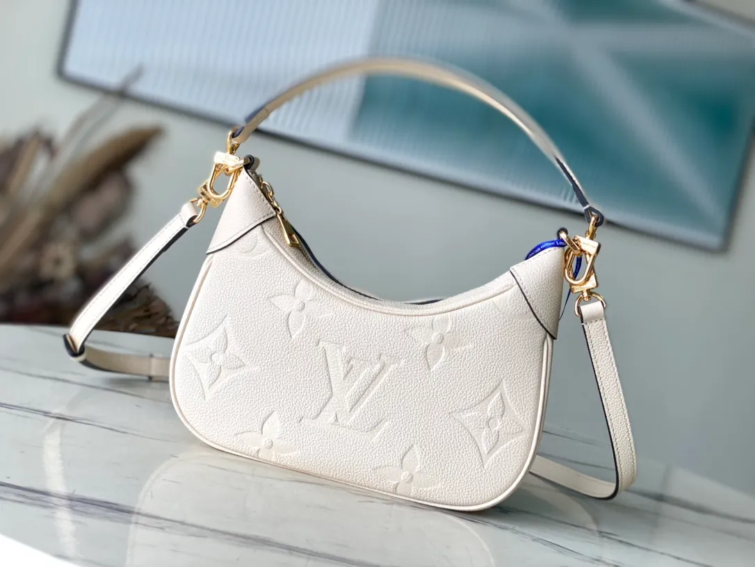 💰1040 (top layer leather) top original single M46099 milk white embossed This Bagatelle handbag is shaped with Monogram Empreinte soft grain leather, and the large embossed pattern is highlighted in the color contrast. Discover trendy carrying options with the detachable handle and detachable and adjustable shoulder strap. 24.0 x 18.0 x 7.0 cm (length x height x width)