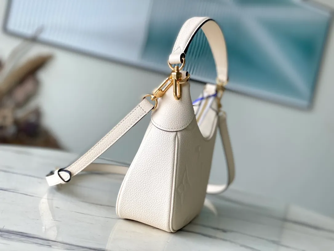 💰1040 (top layer leather) top original single M46099 milk white embossed This Bagatelle handbag is shaped with Monogram Empreinte soft grain leather, and the large embossed pattern is highlighted in the color contrast. Discover trendy carrying options with the detachable handle and detachable and adjustable shoulder strap. 24.0 x 18.0 x 7.0 cm (length x height x width)