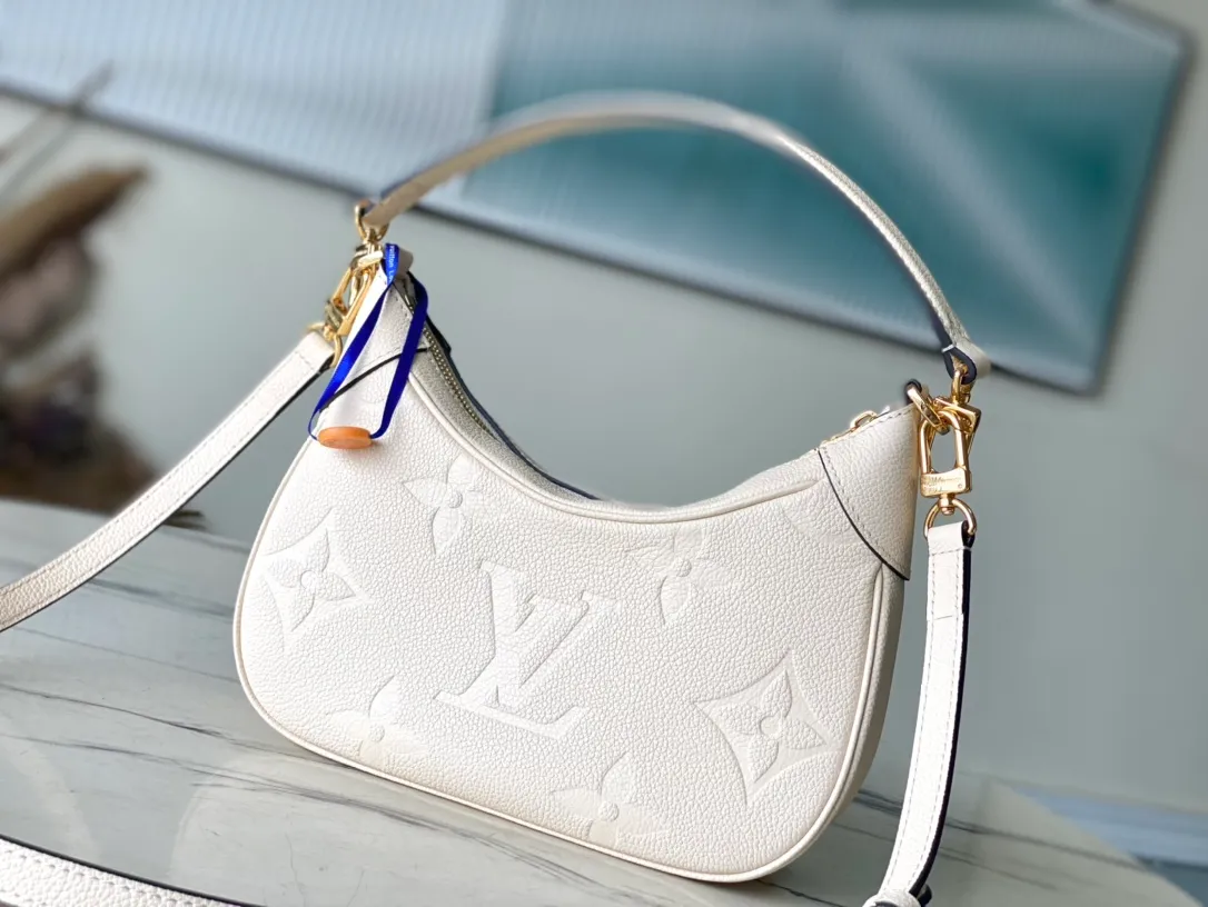 💰1040 (top layer leather) top original single M46099 milk white embossed This Bagatelle handbag is shaped with Monogram Empreinte soft grain leather, and the large embossed pattern is highlighted in the color contrast. Discover trendy carrying options with the detachable handle and detachable and adjustable shoulder strap. 24.0 x 18.0 x 7.0 cm (length x height x width)