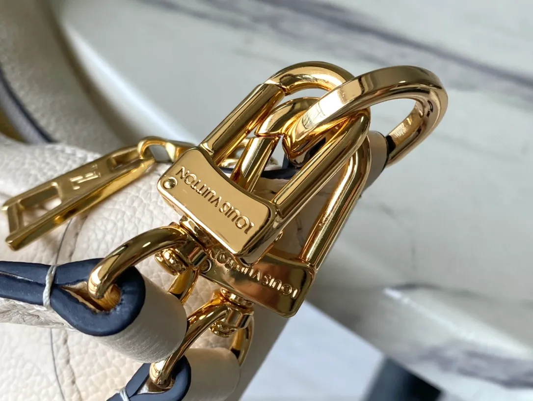 💰1040 (top layer leather) top original single M46099 milk white embossed This Bagatelle handbag is shaped with Monogram Empreinte soft grain leather, and the large embossed pattern is highlighted in the color contrast. Discover trendy carrying options with the detachable handle and detachable and adjustable shoulder strap. 24.0 x 18.0 x 7.0 cm (length x height x width)