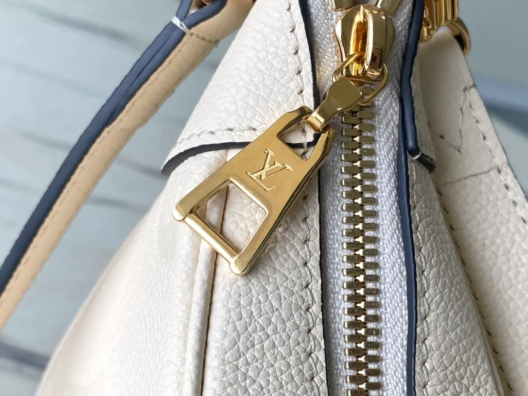 💰1040 (top layer leather) top original single M46099 milk white embossed This Bagatelle handbag is shaped with Monogram Empreinte soft grain leather, and the large embossed pattern is highlighted in the color contrast. Discover trendy carrying options with the detachable handle and detachable and adjustable shoulder strap. 24.0 x 18.0 x 7.0 cm (length x height x width)