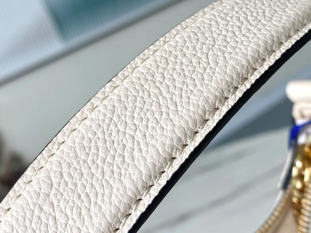 💰1040 (top layer leather) top original single M46099 milk white embossed This Bagatelle handbag is shaped with Monogram Empreinte soft grain leather, and the large embossed pattern is highlighted in the color contrast. Discover trendy carrying options with the detachable handle and detachable and adjustable shoulder strap. 24.0 x 18.0 x 7.0 cm (length x height x width)