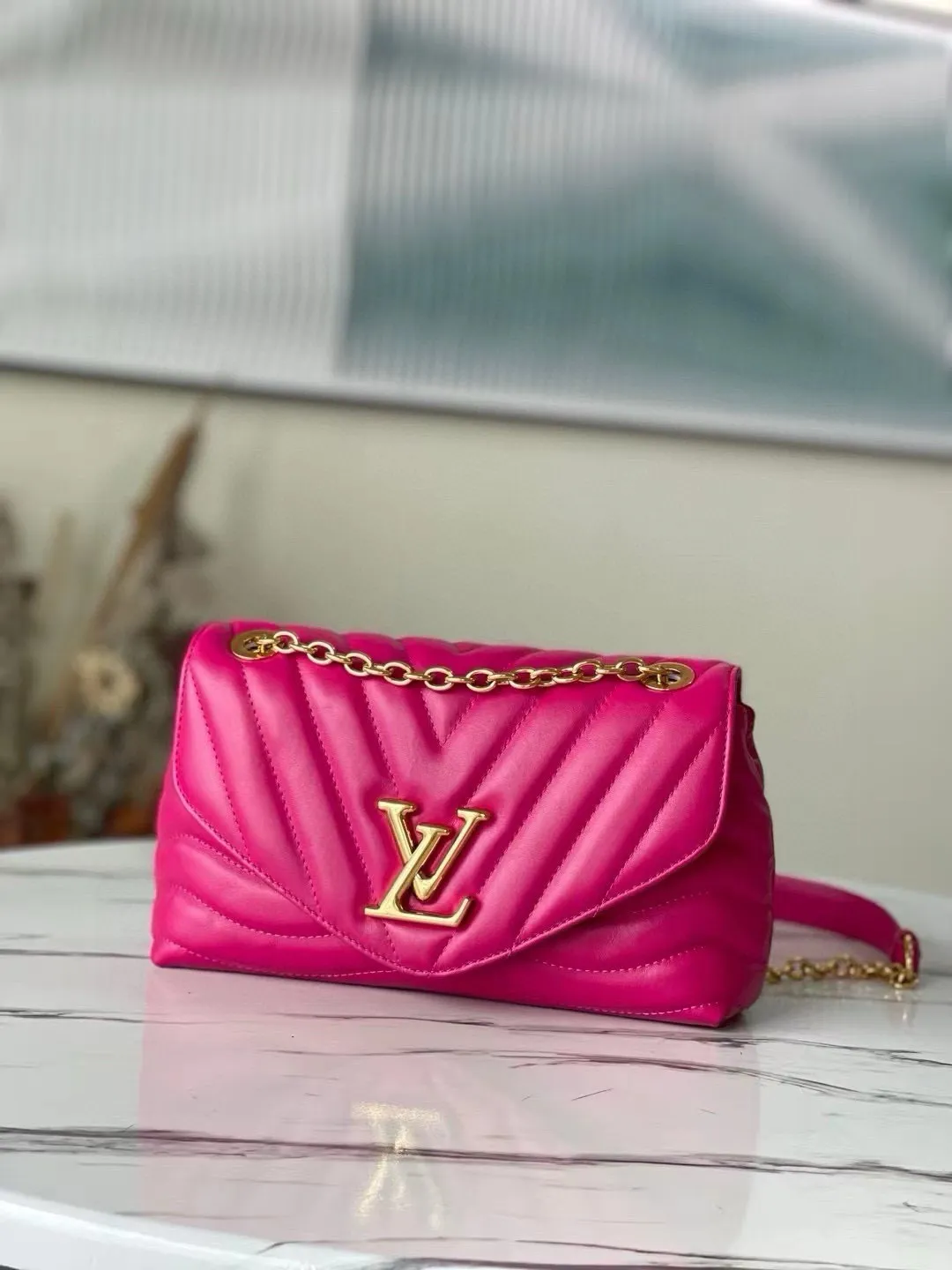 💰1160 (Top Grain Leather) Top Original M58553 NEW WAVE Chain Bag V-shaped quilted chain bag handbag The vintage gold color chain slides through carved holes, while the folding fastener makes it soft. Thanks to its multiple compartments, the interior makes it easier to place women's necessities. Chain bag with easily identifiable badge logo. Size: 24x14x9cm