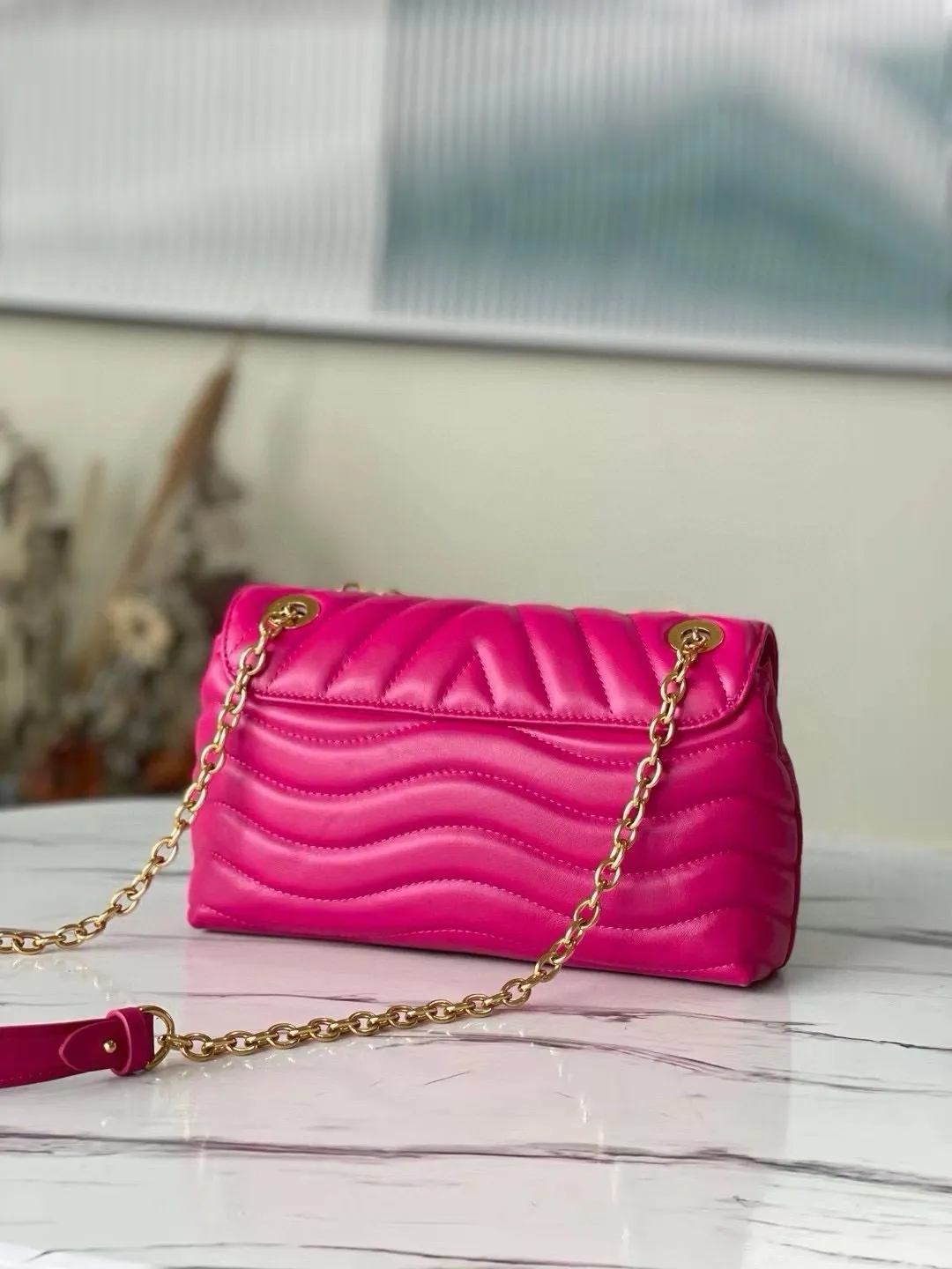 💰1160 (Top Grain Leather) Top Original M58553 NEW WAVE Chain Bag V-shaped quilted chain bag handbag The vintage gold color chain slides through carved holes, while the folding fastener makes it soft. Thanks to its multiple compartments, the interior makes it easier to place women's necessities. Chain bag with easily identifiable badge logo. Size: 24x14x9cm