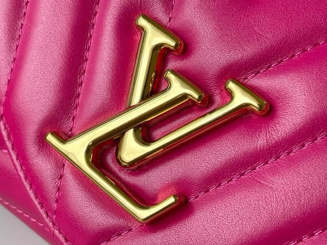 💰1160 (Top Grain Leather) Top Original M58553 NEW WAVE Chain Bag V-shaped quilted chain bag handbag The vintage gold color chain slides through carved holes, while the folding fastener makes it soft. Thanks to its multiple compartments, the interior makes it easier to place women's necessities. Chain bag with easily identifiable badge logo. Size: 24x14x9cm