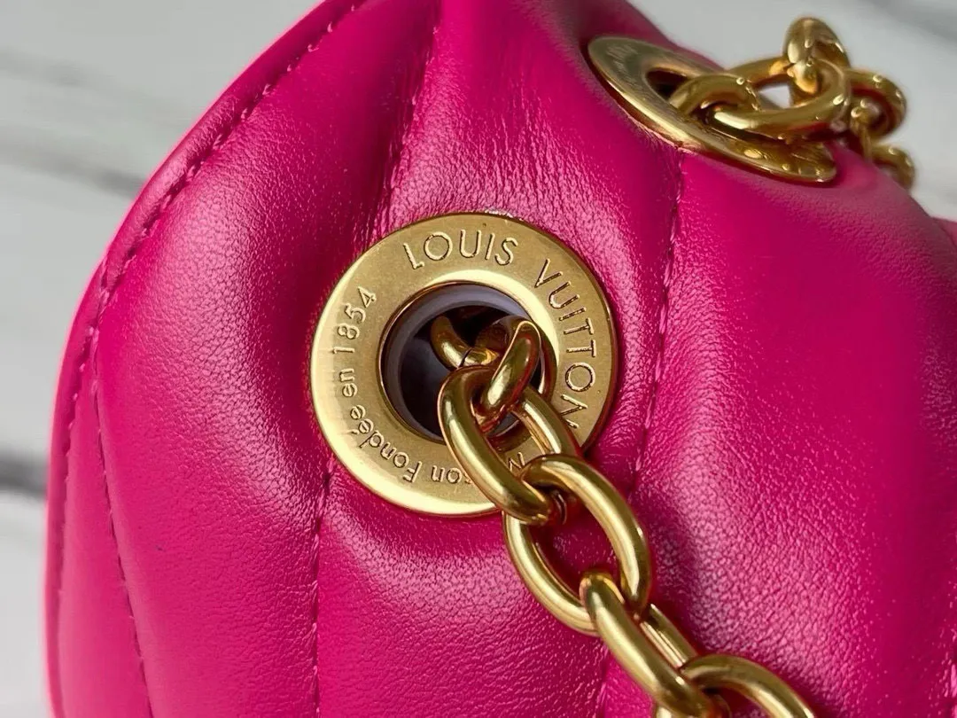💰1160 (Top Grain Leather) Top Original M58553 NEW WAVE Chain Bag V-shaped quilted chain bag handbag The vintage gold color chain slides through carved holes, while the folding fastener makes it soft. Thanks to its multiple compartments, the interior makes it easier to place women's necessities. Chain bag with easily identifiable badge logo. Size: 24x14x9cm